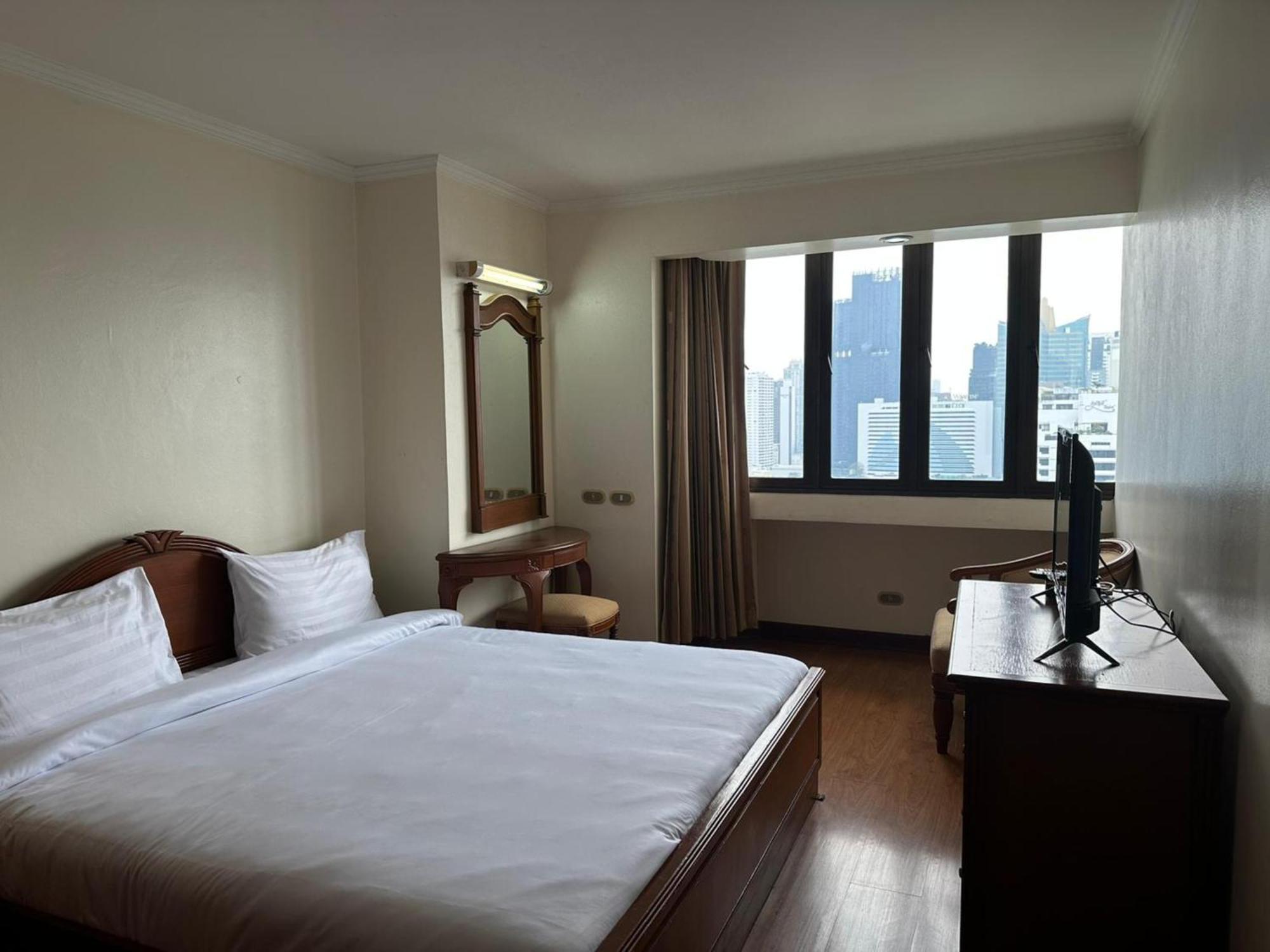 Appartamento Omni Tower Sukhumvit Soi 4 Direct Bangkok Esterno foto