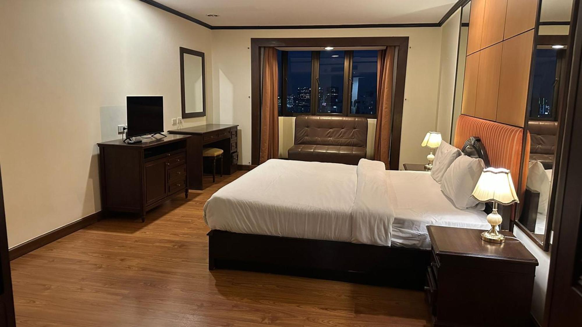 Appartamento Omni Tower Sukhumvit Soi 4 Direct Bangkok Esterno foto