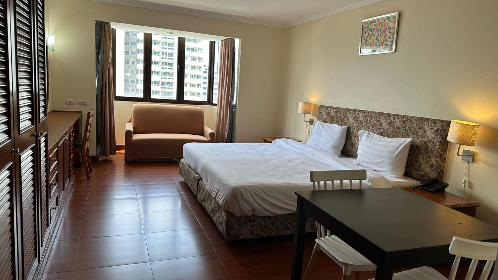 Appartamento Omni Tower Sukhumvit Soi 4 Direct Bangkok Esterno foto