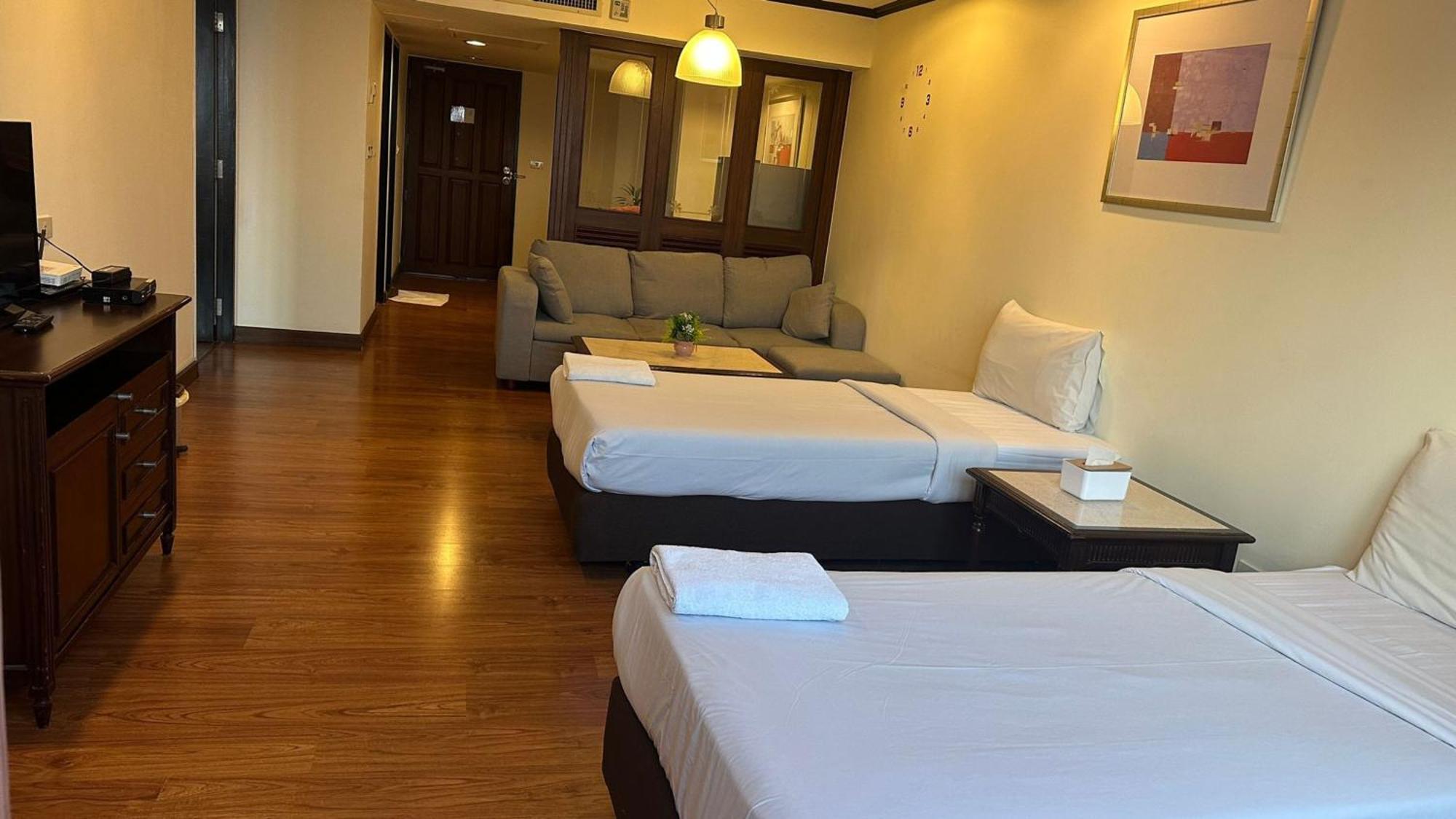Appartamento Omni Tower Sukhumvit Soi 4 Direct Bangkok Esterno foto
