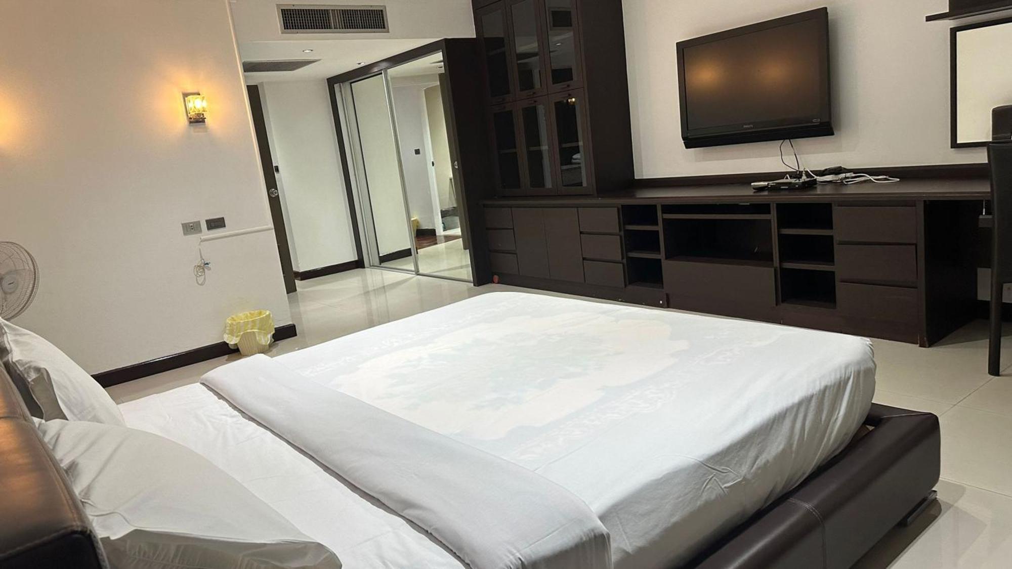 Appartamento Omni Tower Sukhumvit Soi 4 Direct Bangkok Esterno foto