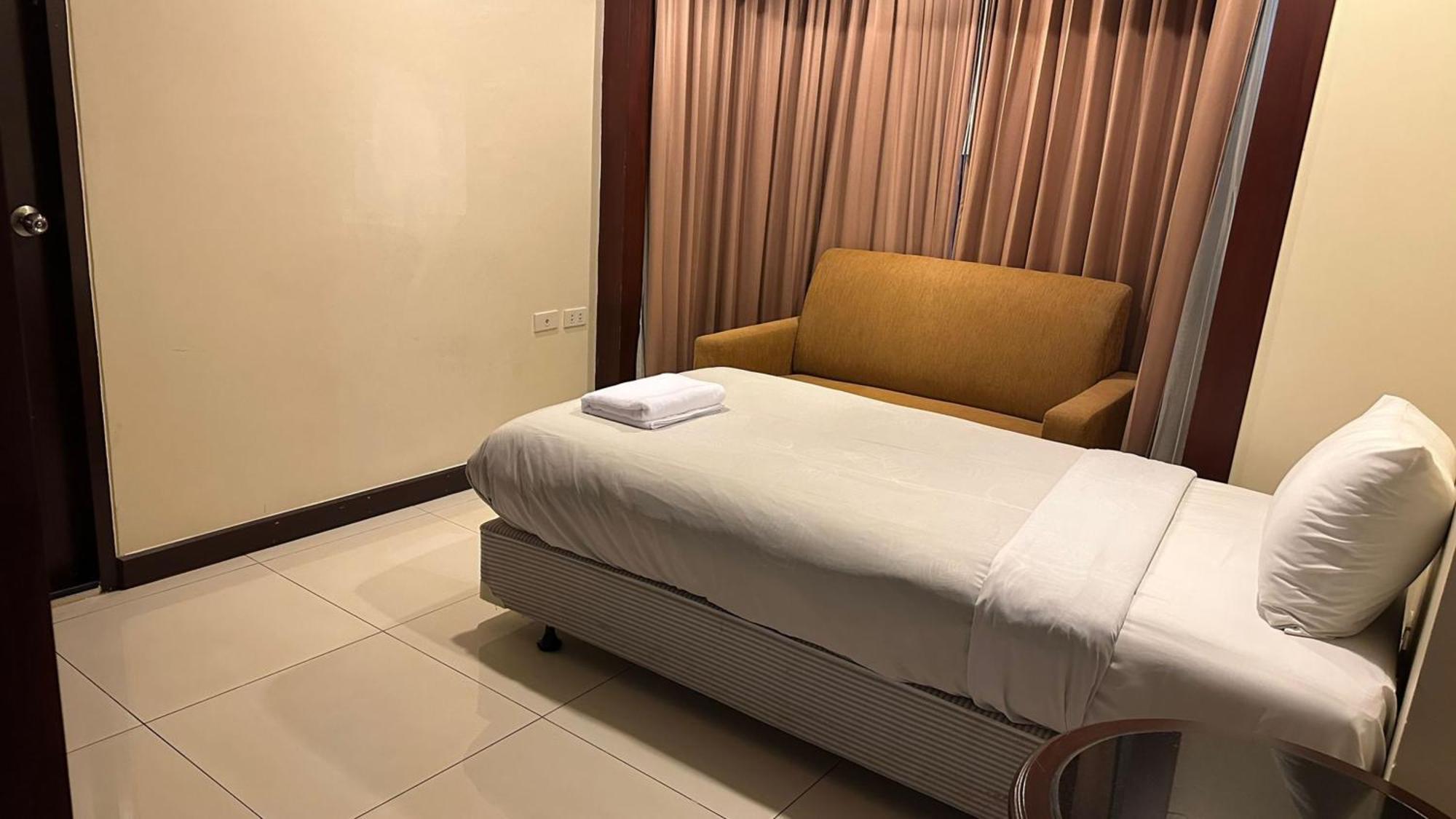 Appartamento Omni Tower Sukhumvit Soi 4 Direct Bangkok Esterno foto