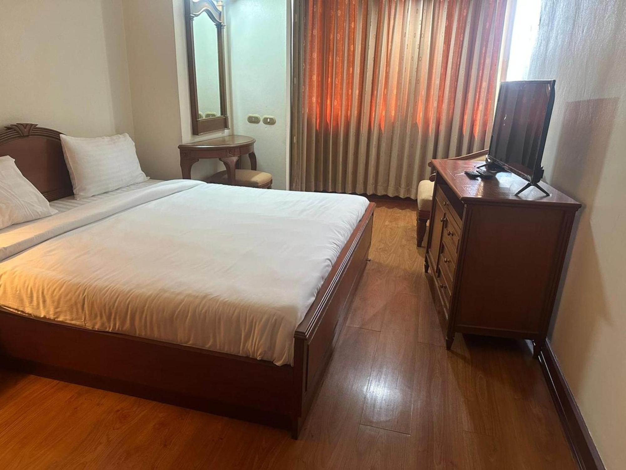 Appartamento Omni Tower Sukhumvit Soi 4 Direct Bangkok Esterno foto