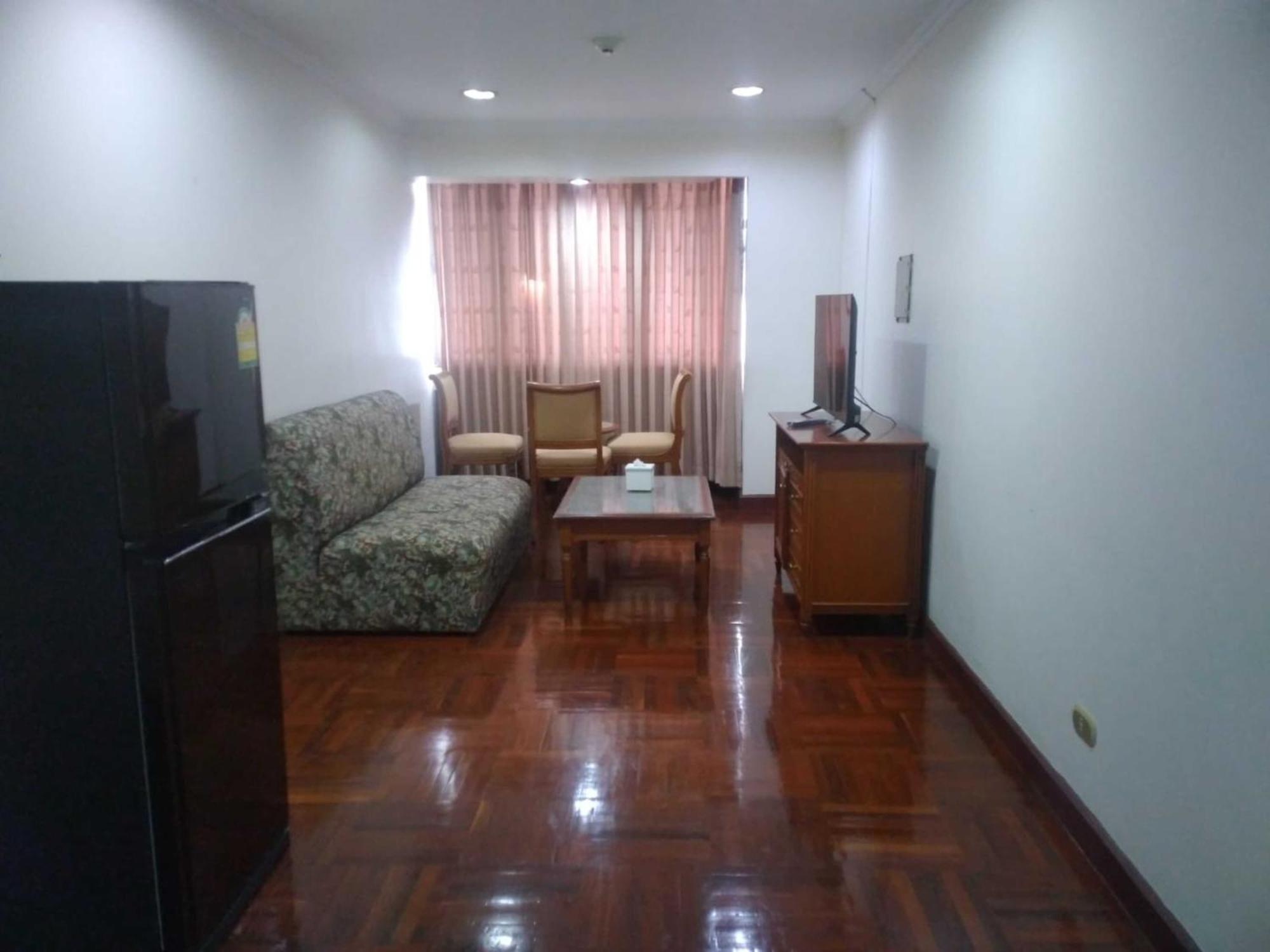 Appartamento Omni Tower Sukhumvit Soi 4 Direct Bangkok Esterno foto