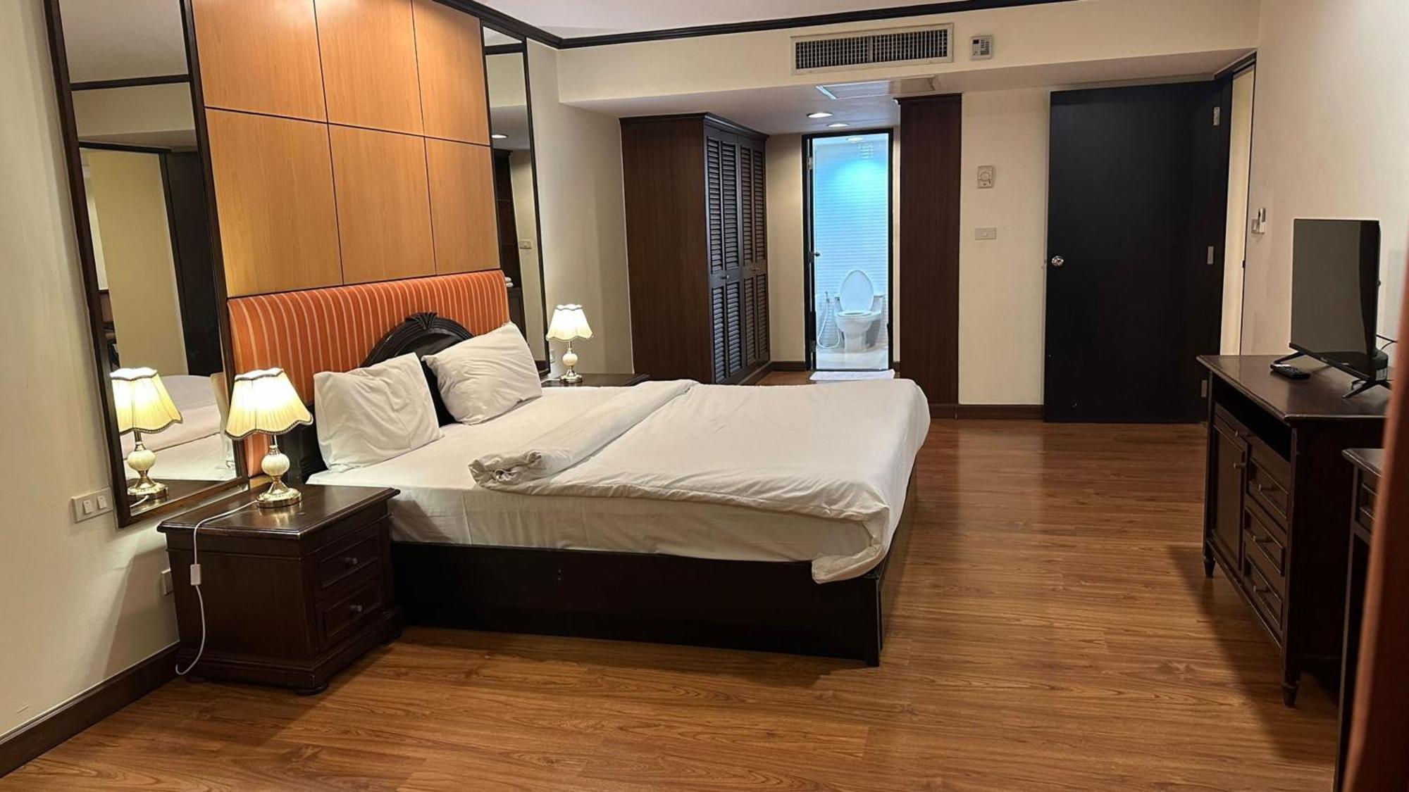 Appartamento Omni Tower Sukhumvit Soi 4 Direct Bangkok Esterno foto