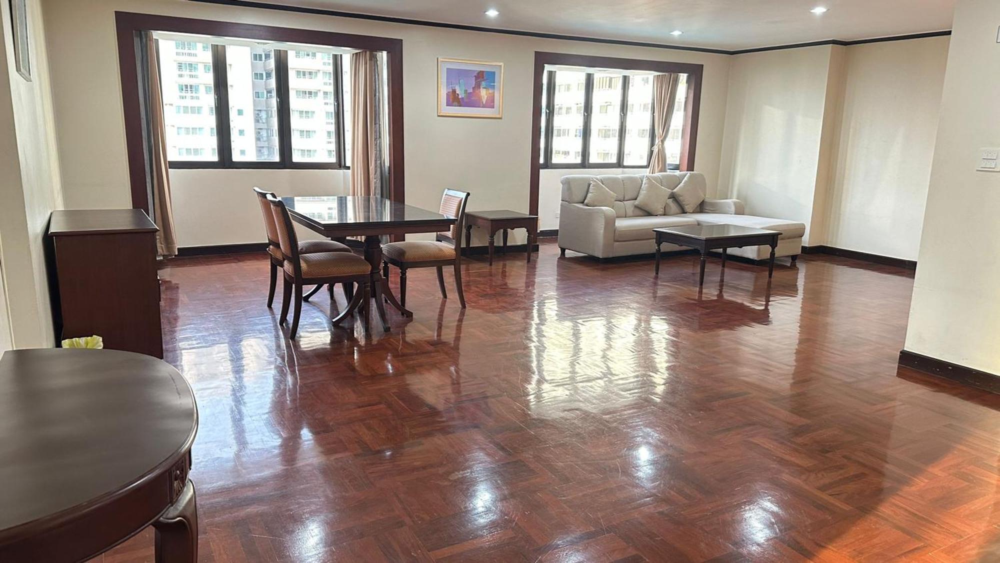 Appartamento Omni Tower Sukhumvit Soi 4 Direct Bangkok Esterno foto
