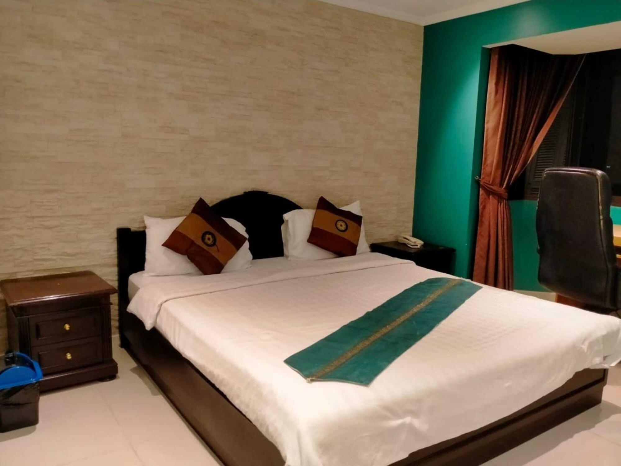 Appartamento Omni Tower Sukhumvit Soi 4 Direct Bangkok Esterno foto