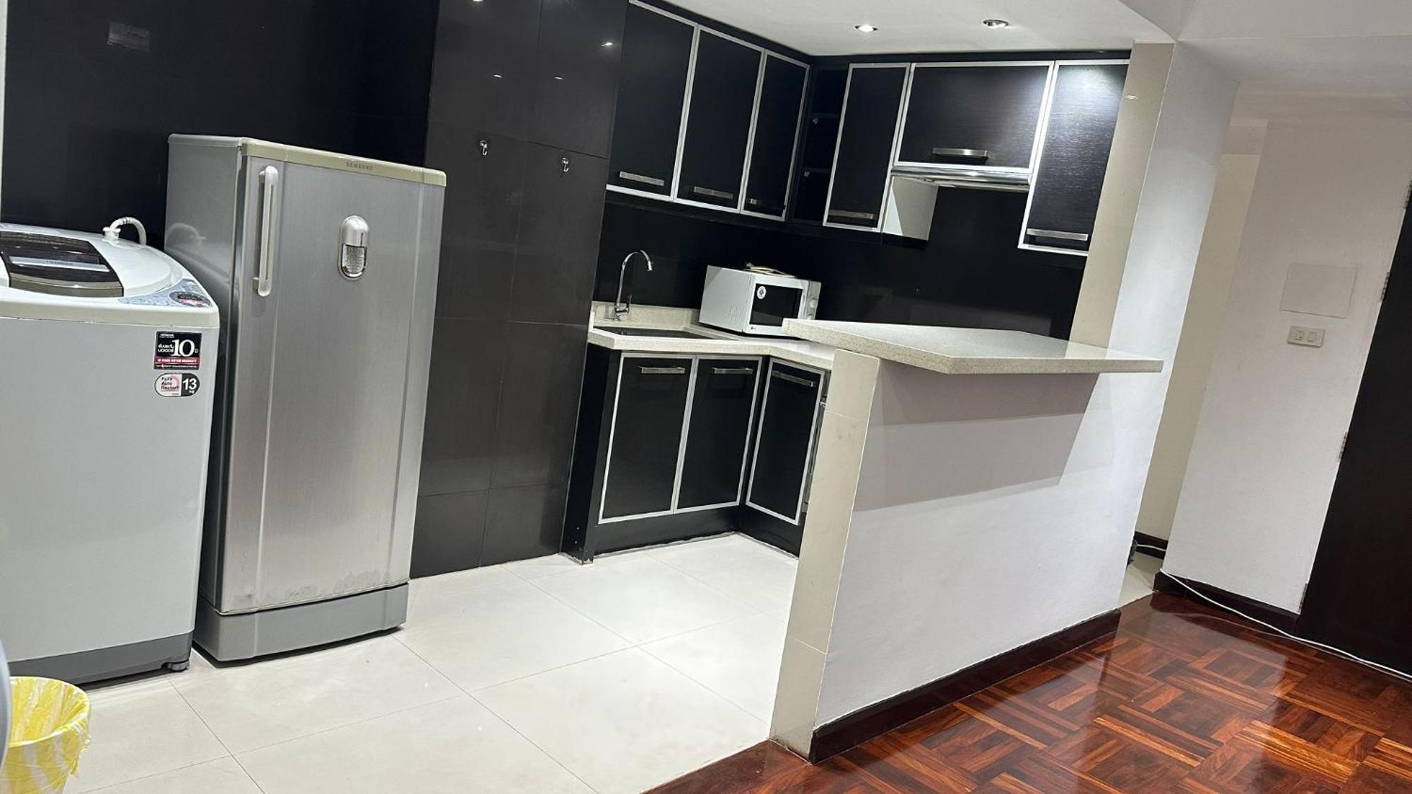 Appartamento Omni Tower Sukhumvit Soi 4 Direct Bangkok Esterno foto