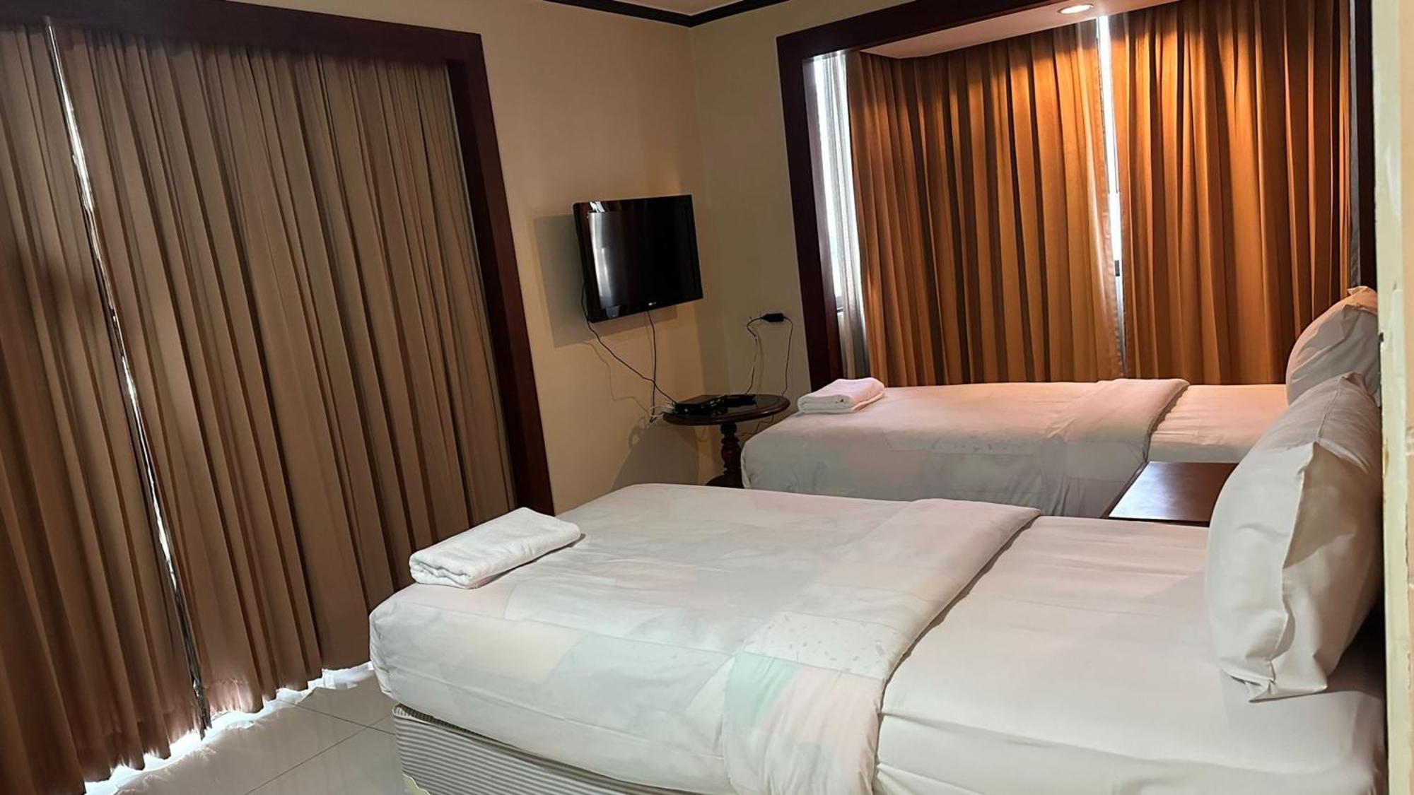 Appartamento Omni Tower Sukhumvit Soi 4 Direct Bangkok Esterno foto