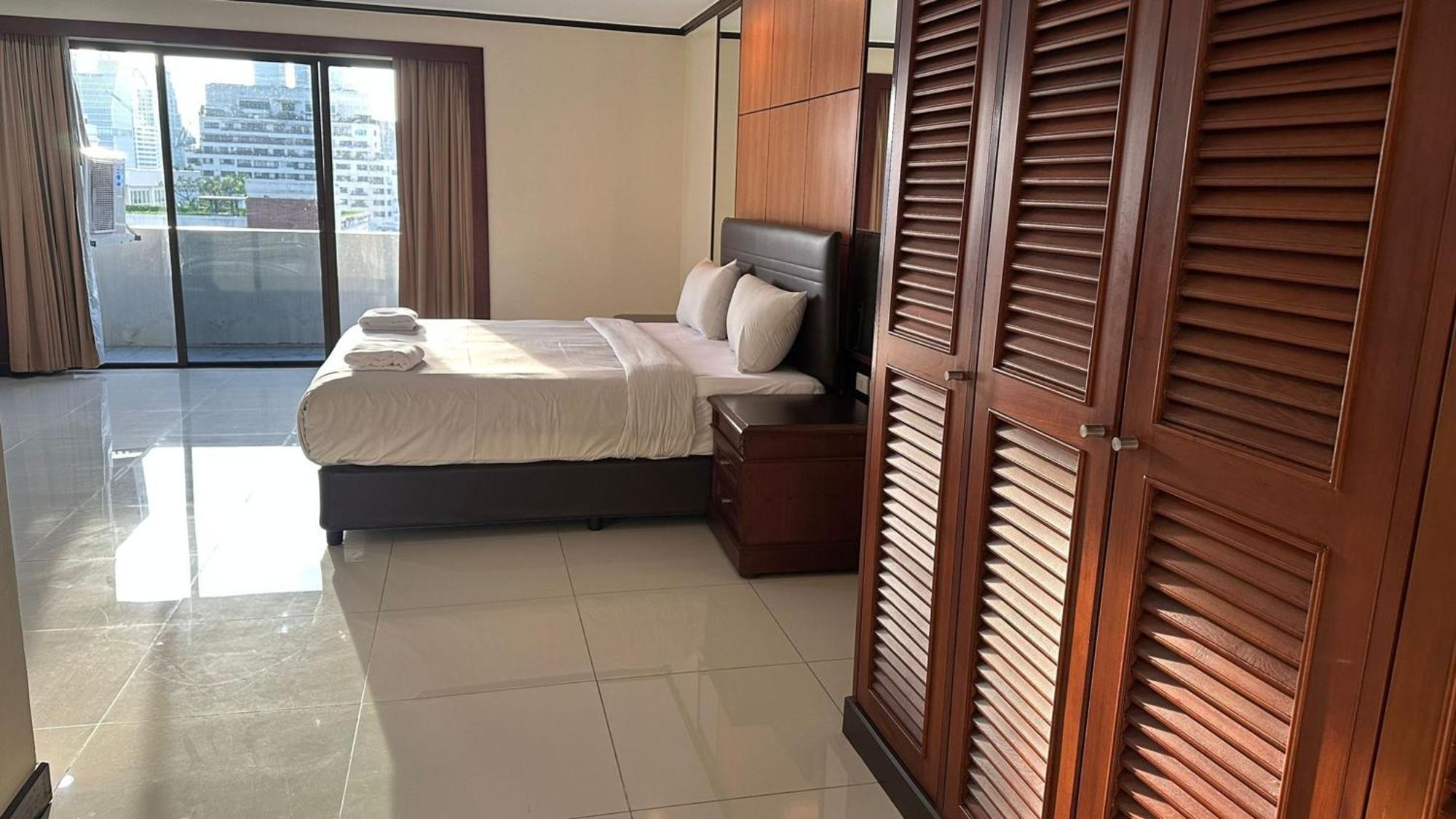 Appartamento Omni Tower Sukhumvit Soi 4 Direct Bangkok Esterno foto