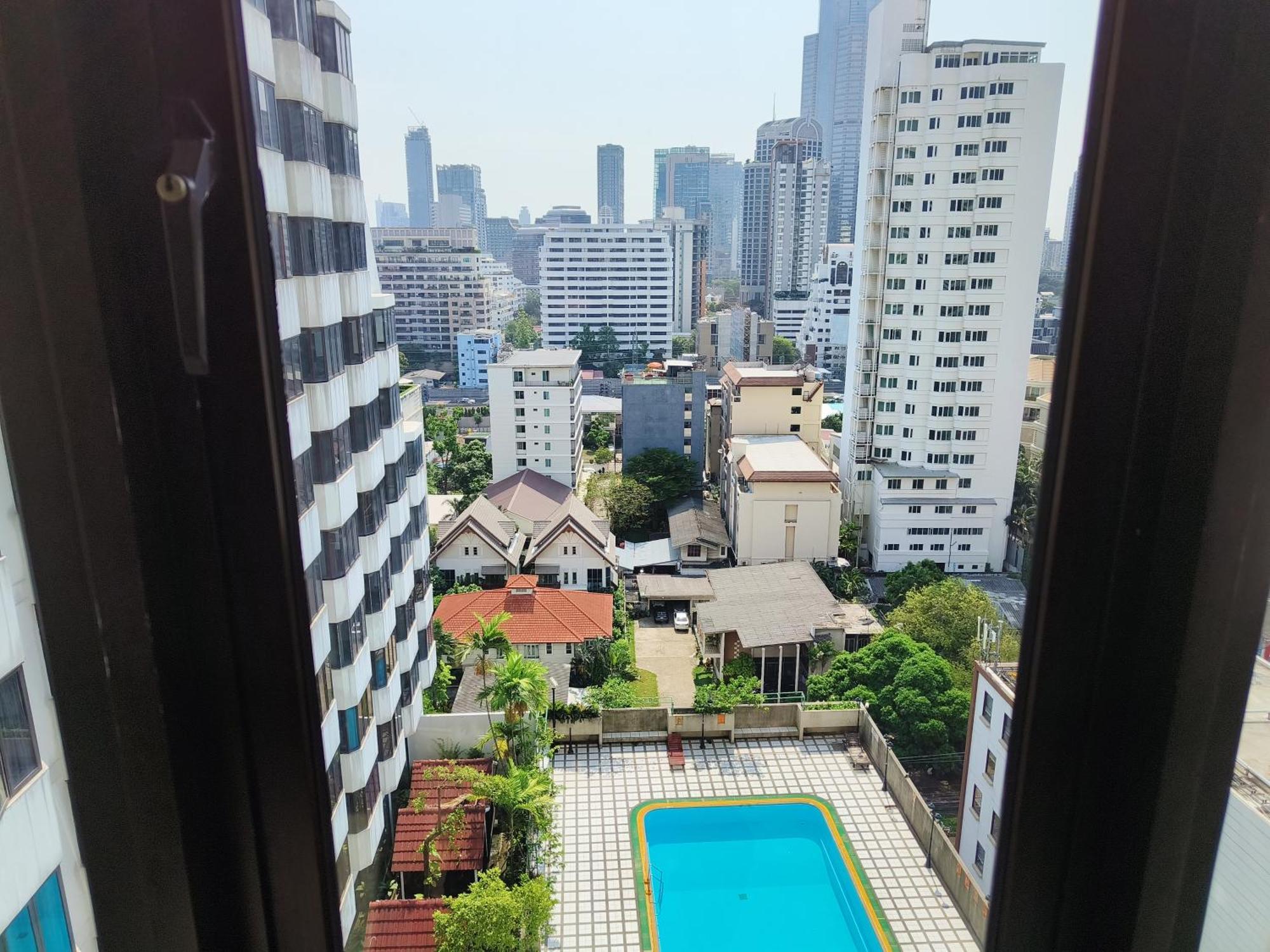 Appartamento Omni Tower Sukhumvit Soi 4 Direct Bangkok Esterno foto