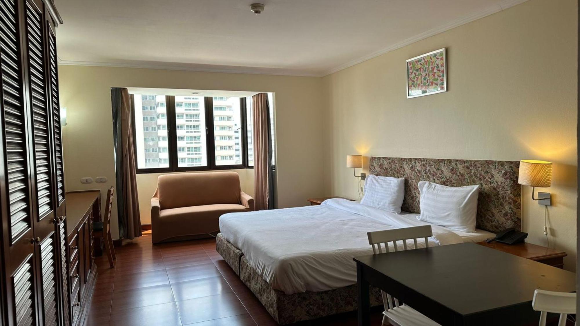 Appartamento Omni Tower Sukhumvit Soi 4 Direct Bangkok Esterno foto