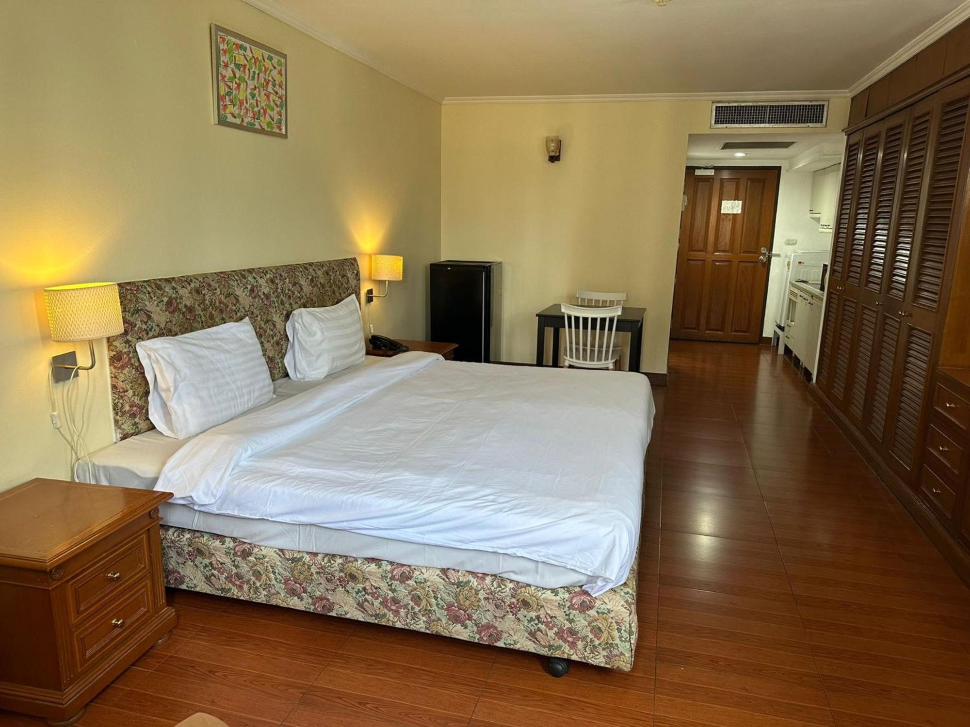Appartamento Omni Tower Sukhumvit Soi 4 Direct Bangkok Esterno foto