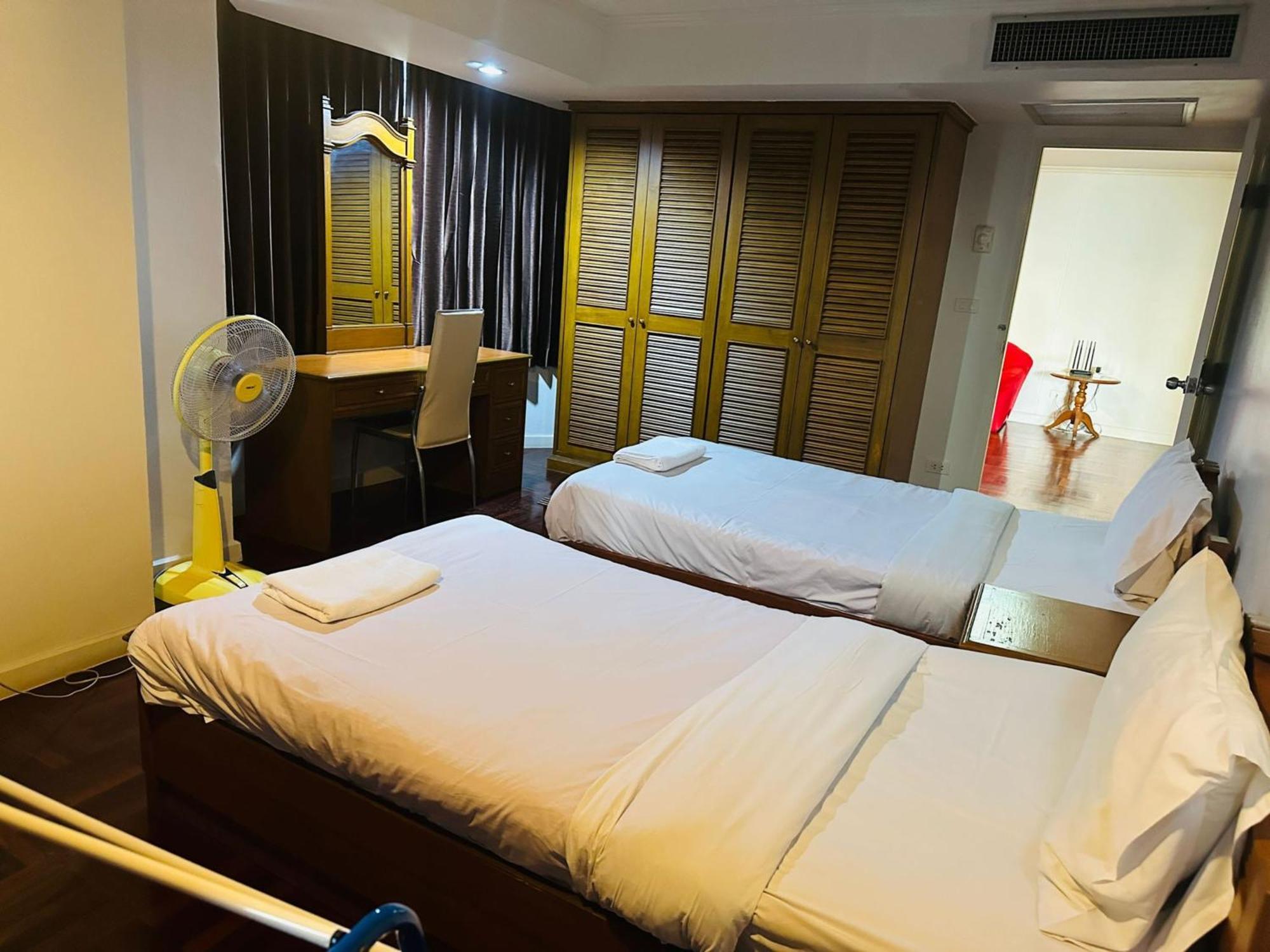 Appartamento Omni Tower Sukhumvit Soi 4 Direct Bangkok Esterno foto