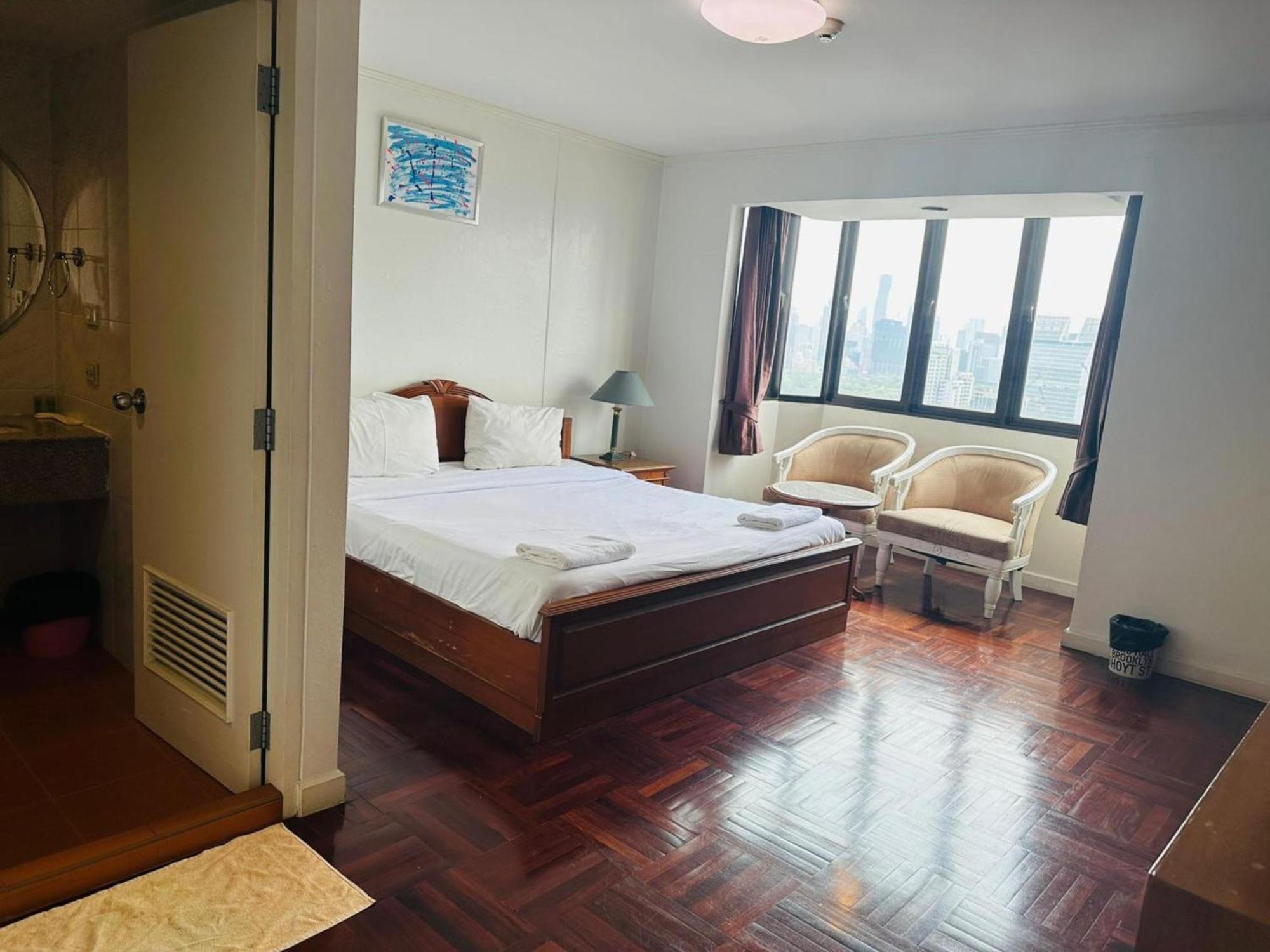 Appartamento Omni Tower Sukhumvit Soi 4 Direct Bangkok Esterno foto