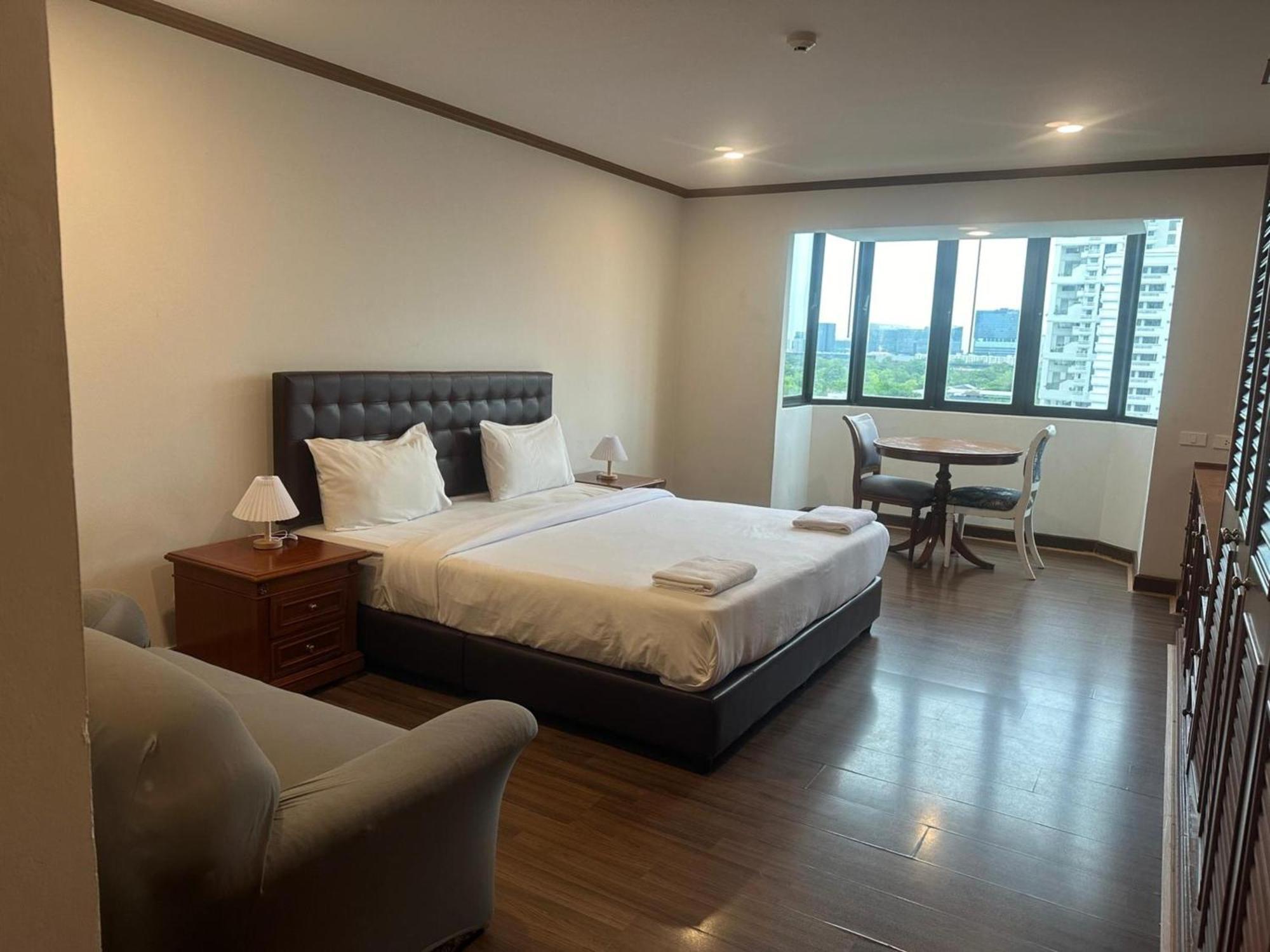Appartamento Omni Tower Sukhumvit Soi 4 Direct Bangkok Esterno foto