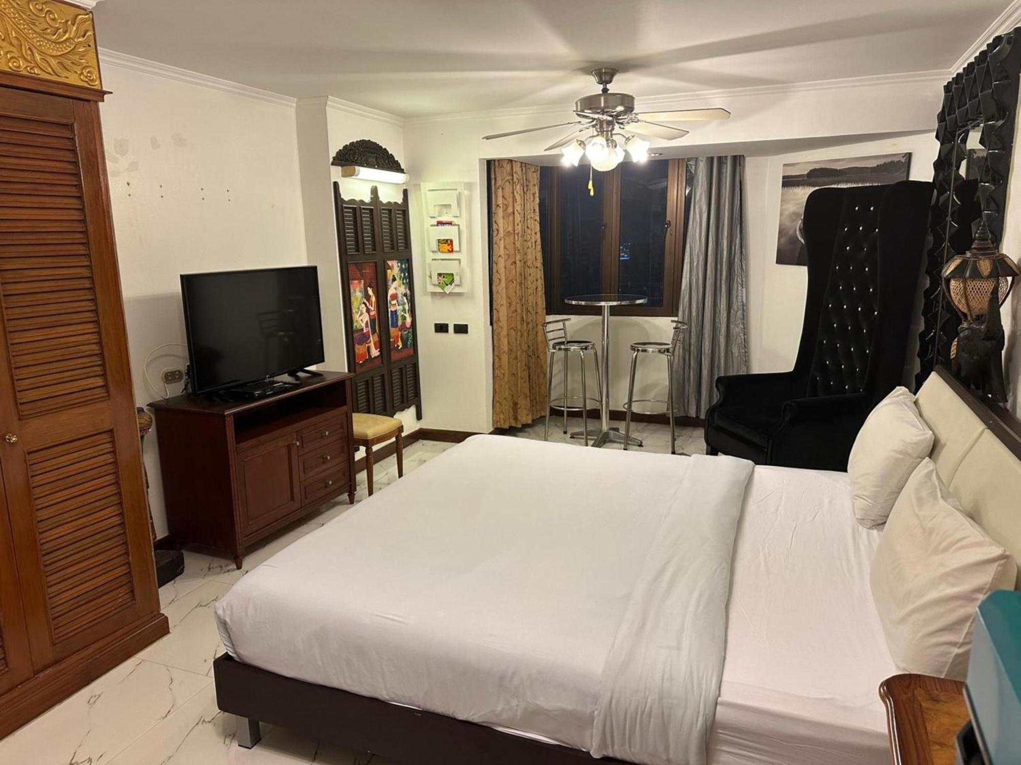 Appartamento Omni Tower Sukhumvit Soi 4 Direct Bangkok Esterno foto
