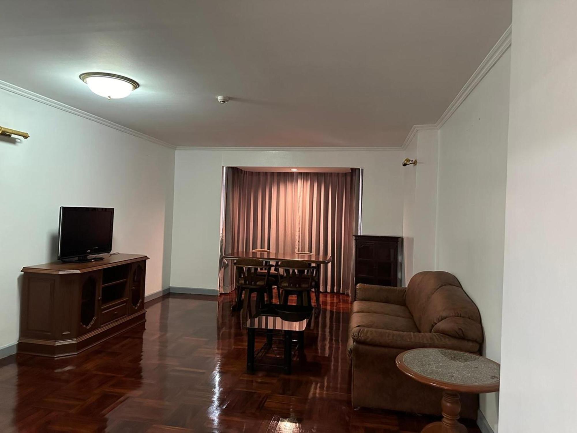 Appartamento Omni Tower Sukhumvit Soi 4 Direct Bangkok Esterno foto