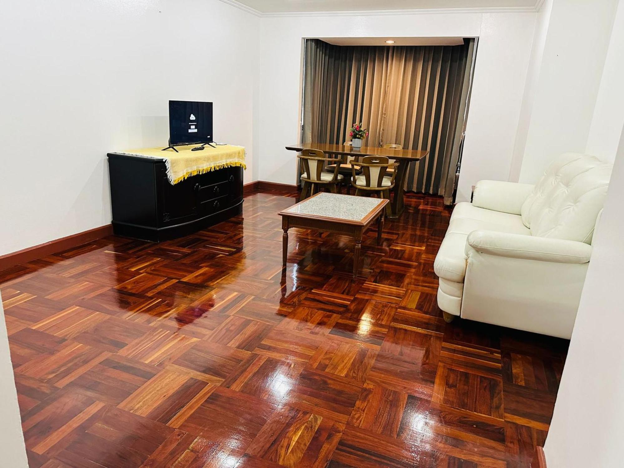Appartamento Omni Tower Sukhumvit Soi 4 Direct Bangkok Esterno foto