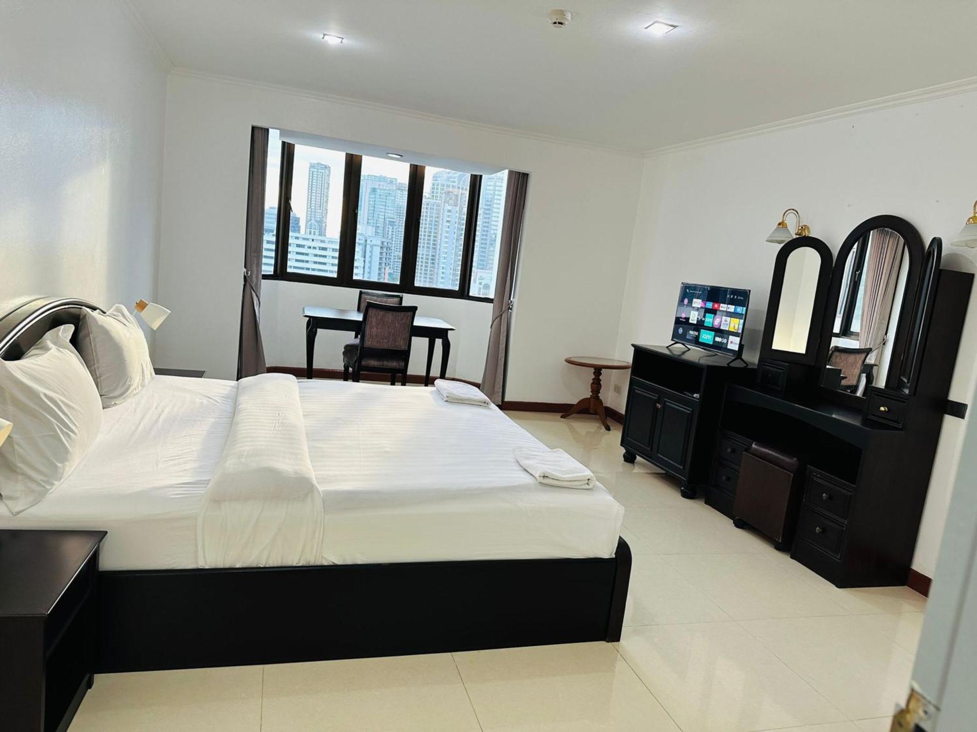 Appartamento Omni Tower Sukhumvit Soi 4 Direct Bangkok Esterno foto