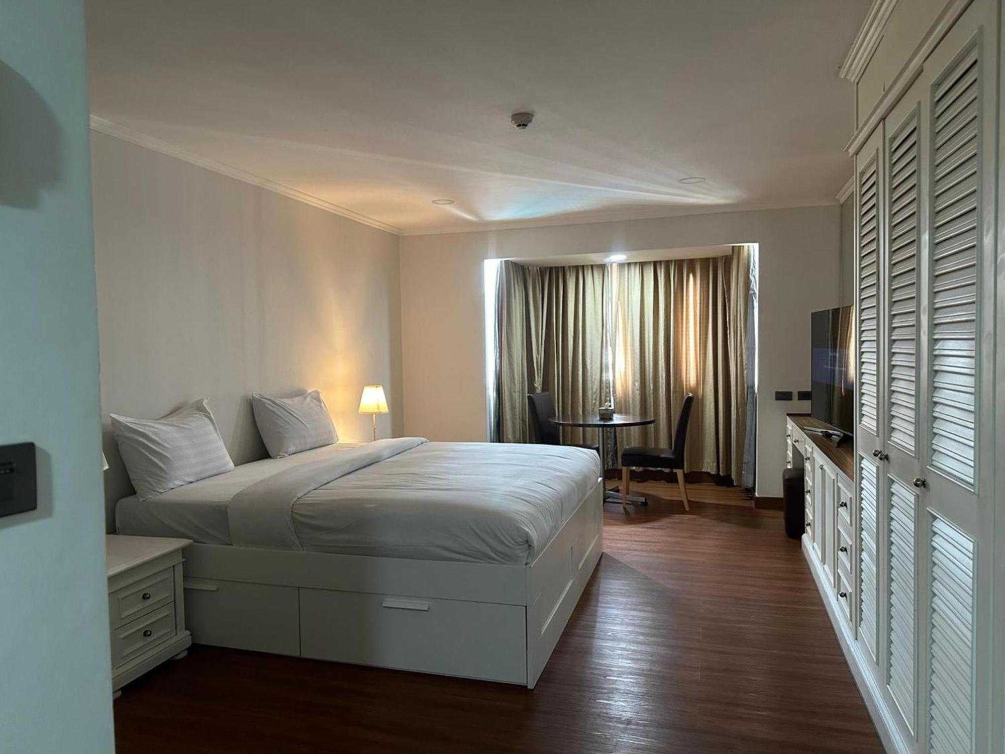 Appartamento Omni Tower Sukhumvit Soi 4 Direct Bangkok Esterno foto