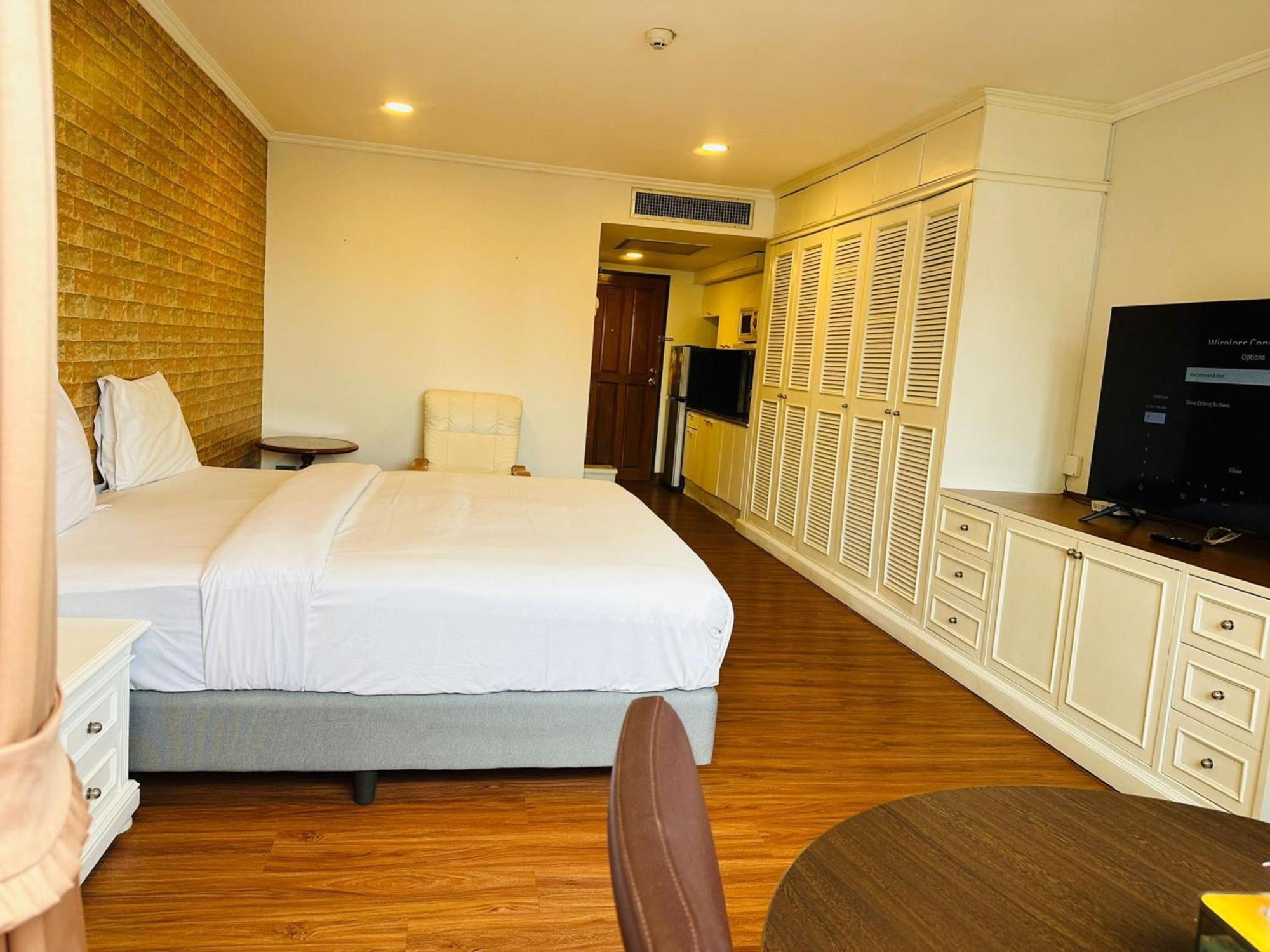 Appartamento Omni Tower Sukhumvit Soi 4 Direct Bangkok Esterno foto