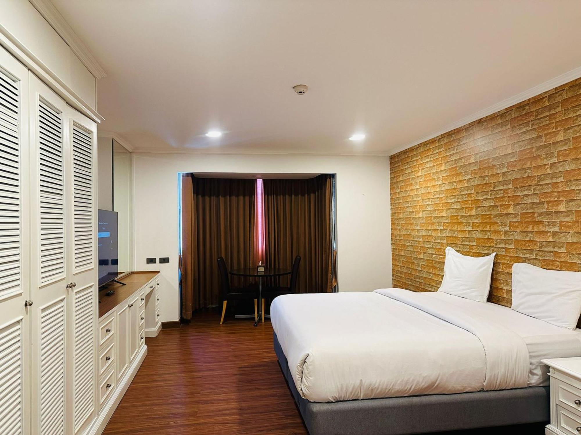Appartamento Omni Tower Sukhumvit Soi 4 Direct Bangkok Esterno foto