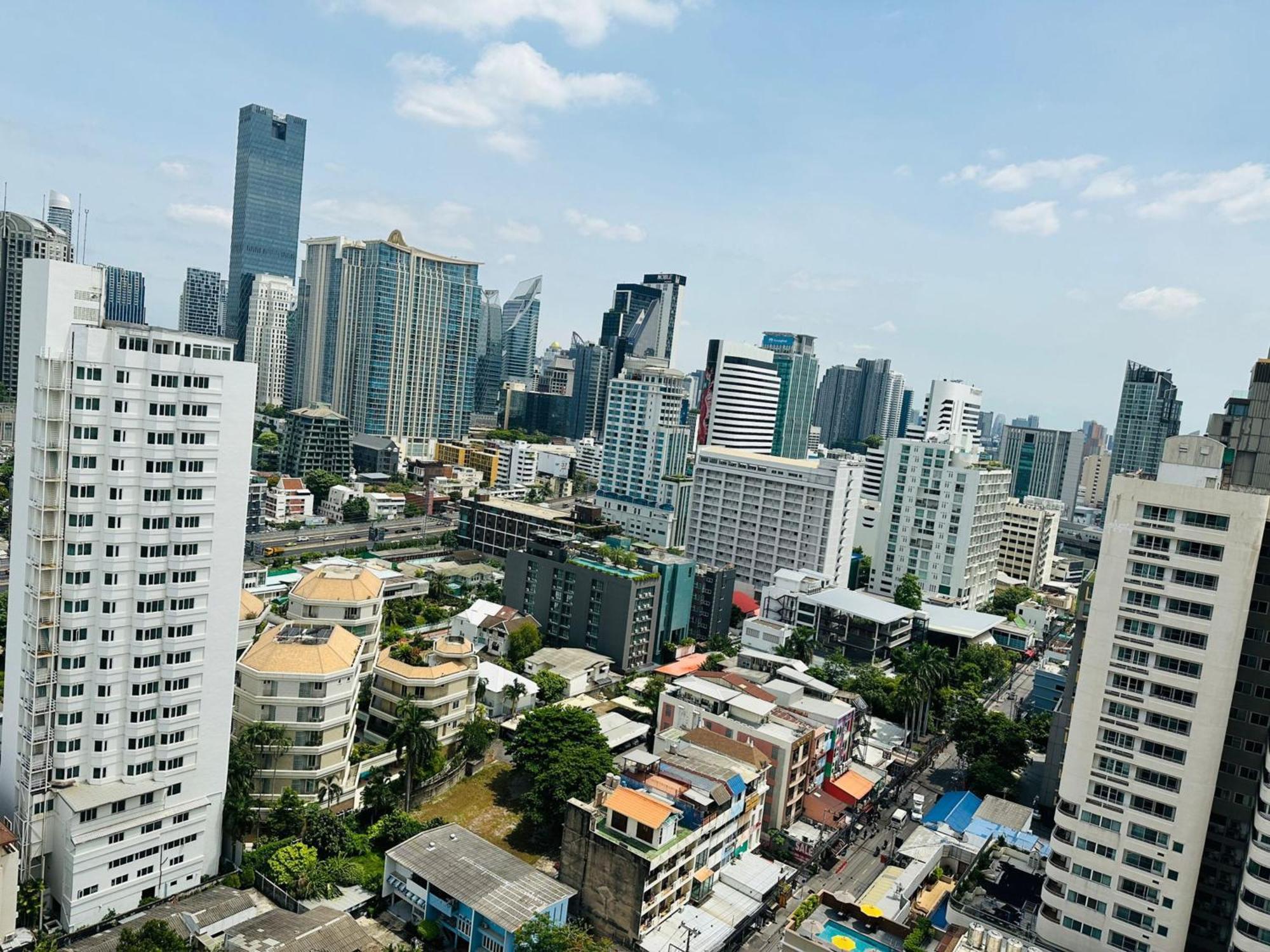 Appartamento Omni Tower Sukhumvit Soi 4 Direct Bangkok Esterno foto