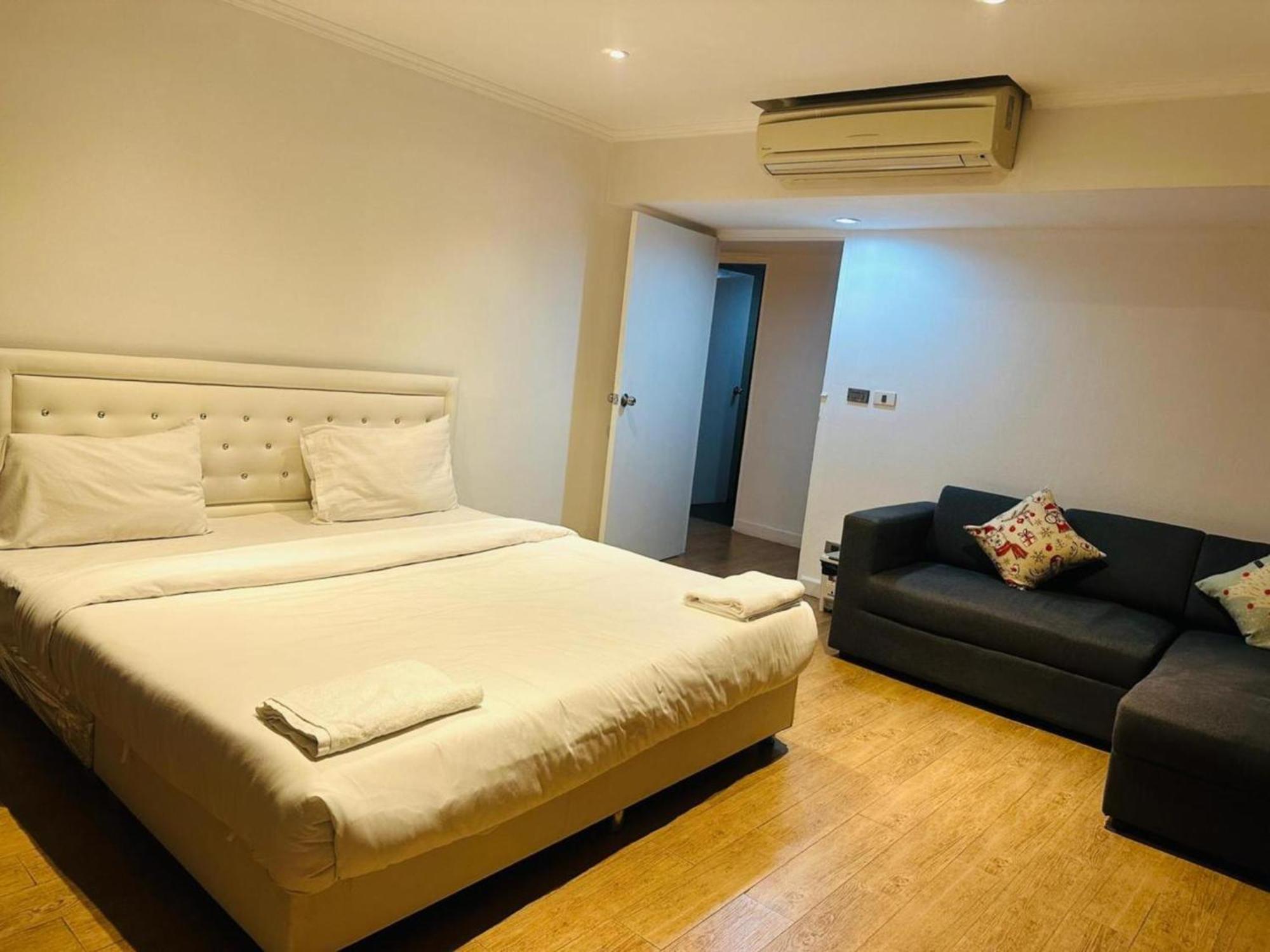 Appartamento Omni Tower Sukhumvit Soi 4 Direct Bangkok Esterno foto
