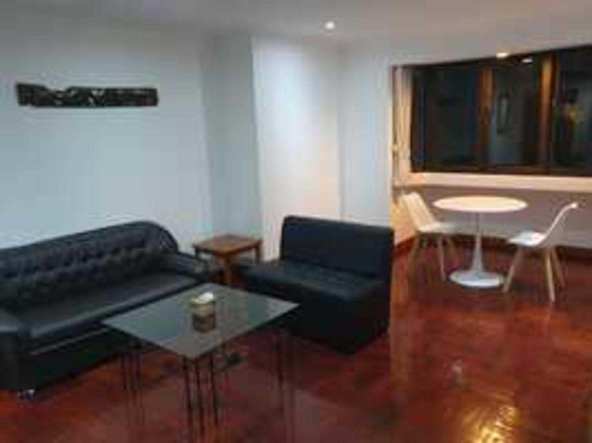 Appartamento Omni Tower Sukhumvit Soi 4 Direct Bangkok Esterno foto