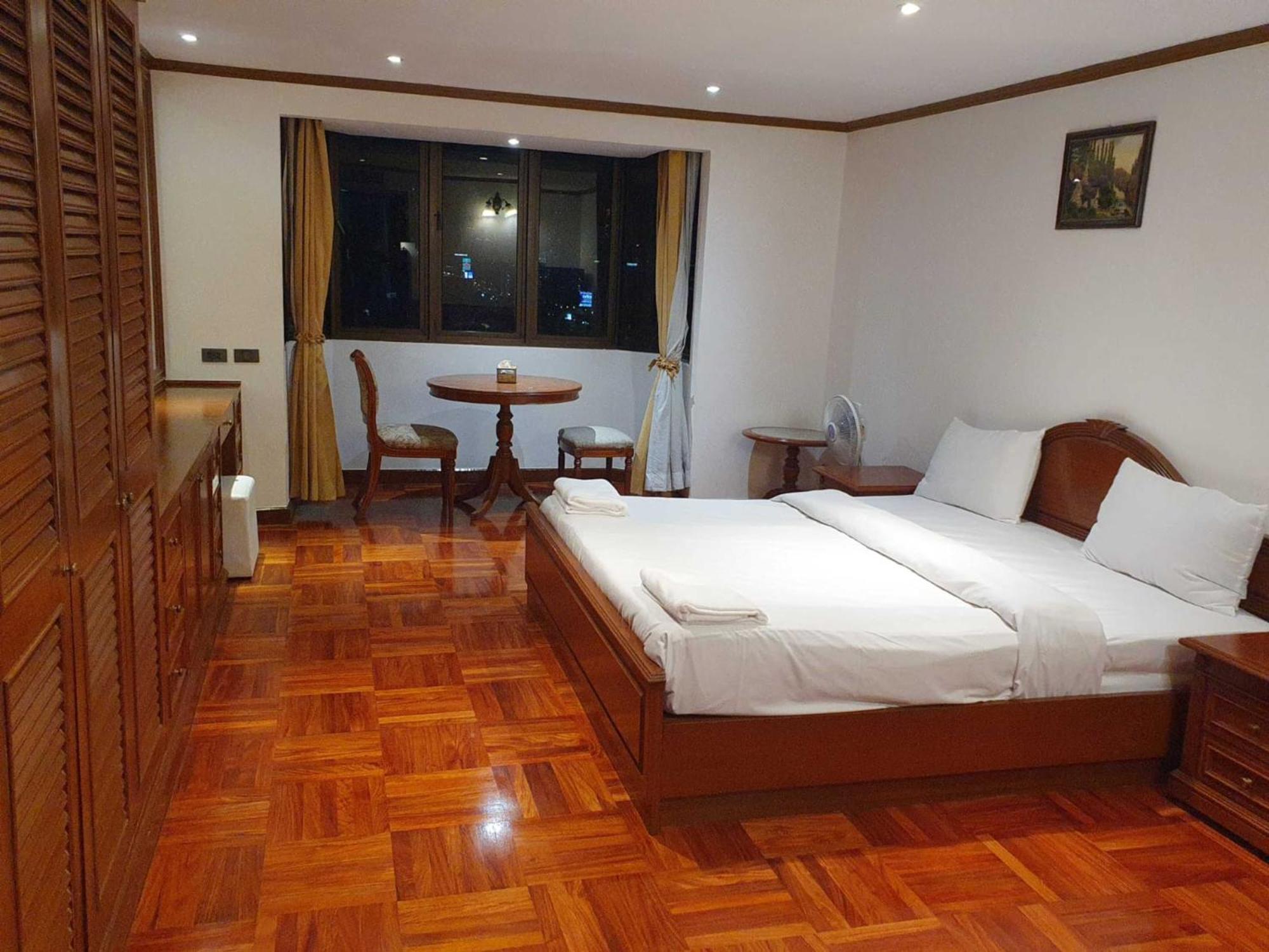 Appartamento Omni Tower Sukhumvit Soi 4 Direct Bangkok Esterno foto