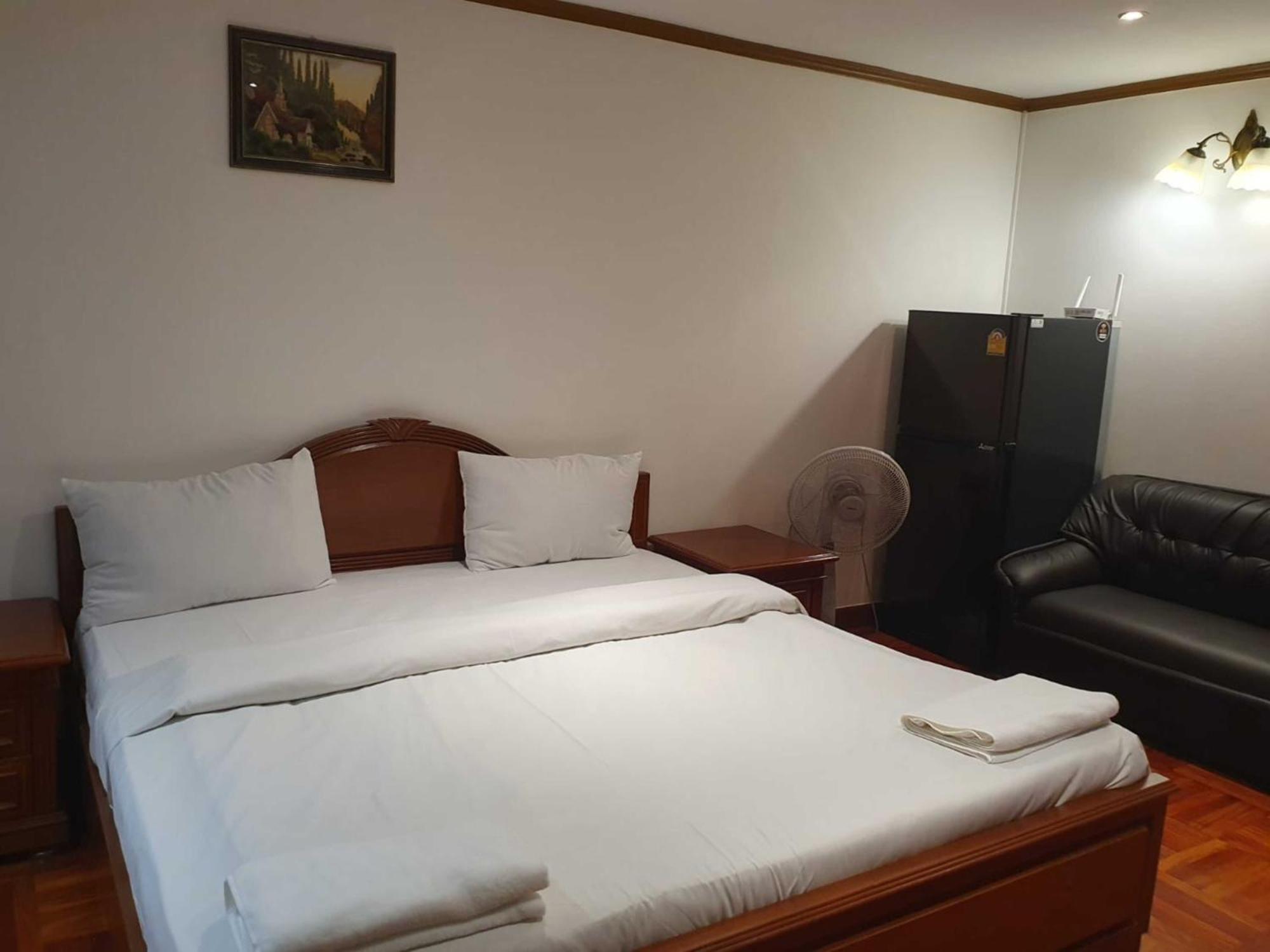 Appartamento Omni Tower Sukhumvit Soi 4 Direct Bangkok Esterno foto