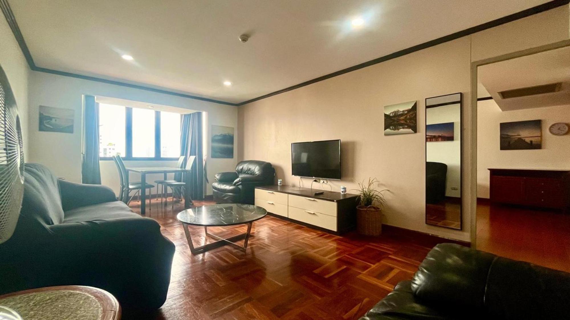 Appartamento Omni Tower Sukhumvit Soi 4 Direct Bangkok Esterno foto
