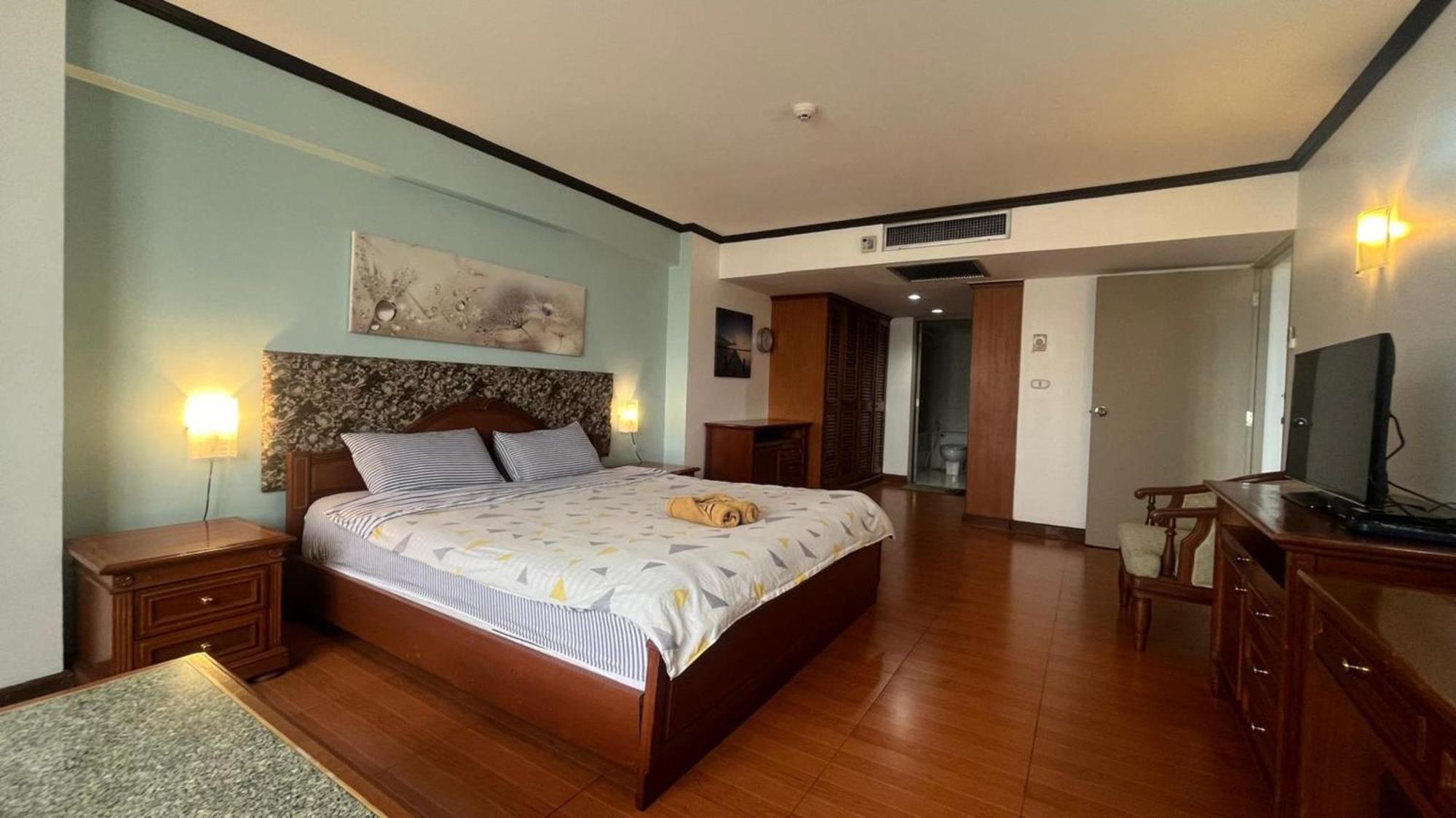 Appartamento Omni Tower Sukhumvit Soi 4 Direct Bangkok Esterno foto