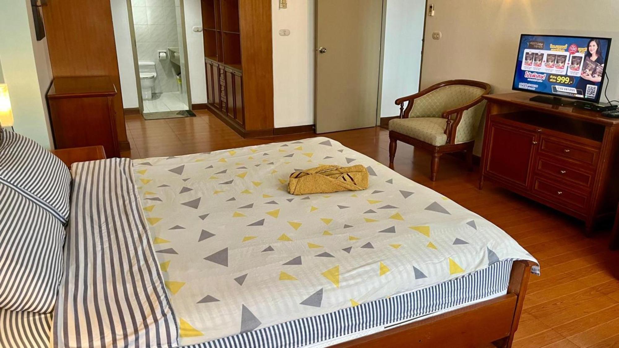 Appartamento Omni Tower Sukhumvit Soi 4 Direct Bangkok Esterno foto