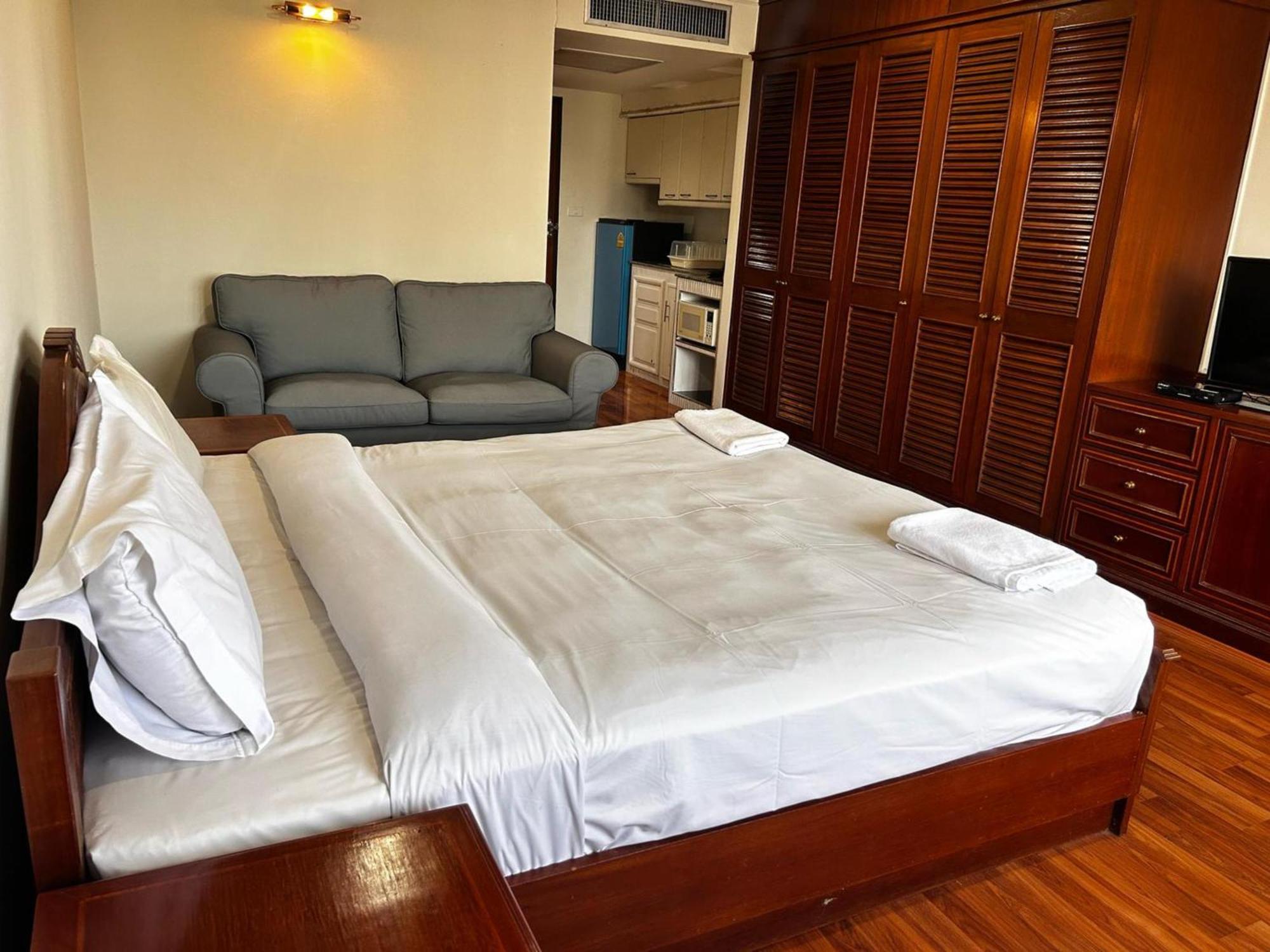 Appartamento Omni Tower Sukhumvit Soi 4 Direct Bangkok Esterno foto