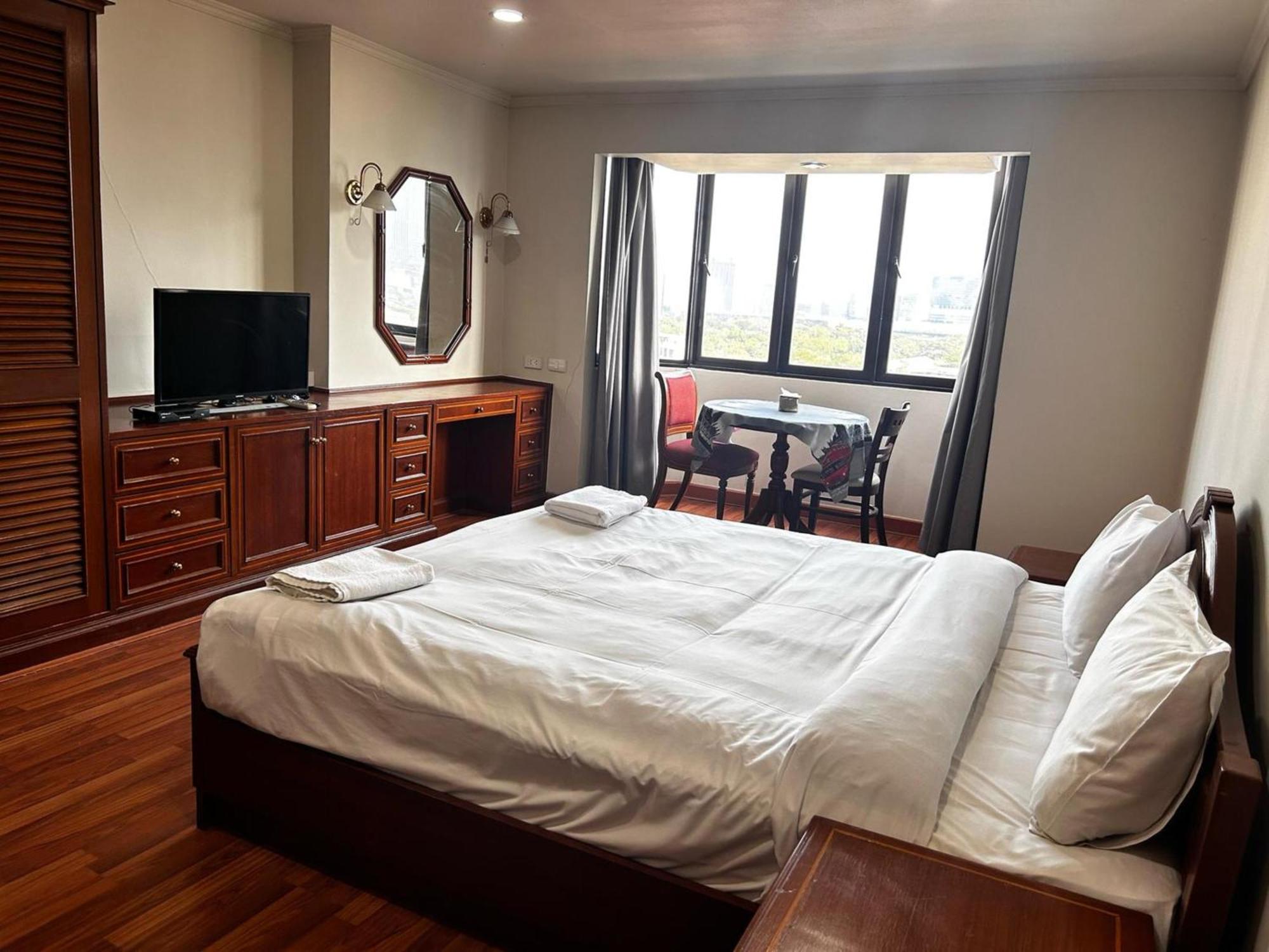 Appartamento Omni Tower Sukhumvit Soi 4 Direct Bangkok Esterno foto