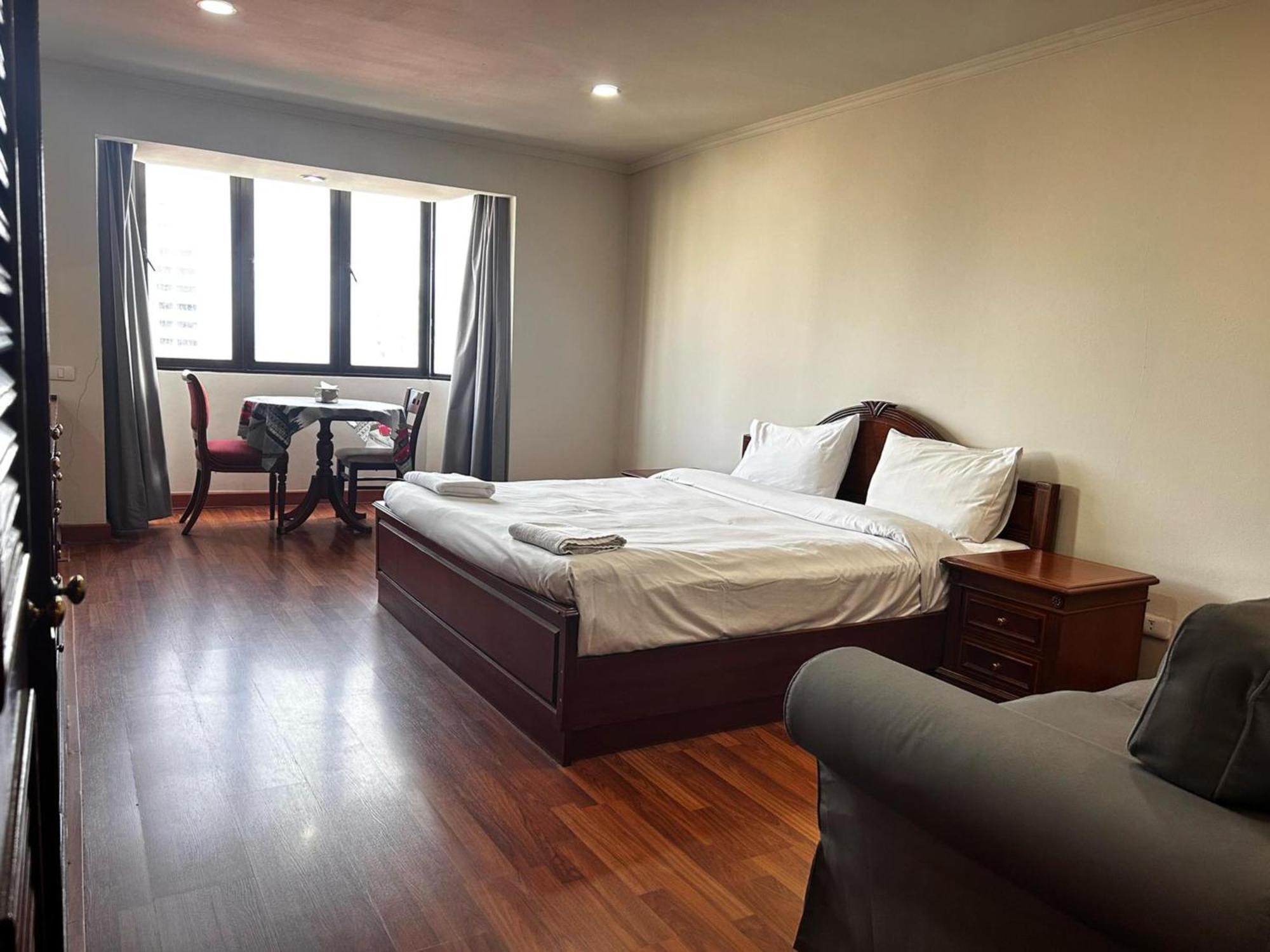 Appartamento Omni Tower Sukhumvit Soi 4 Direct Bangkok Esterno foto